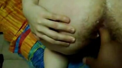 A Asiática video anal brasileiro massaja-lhe as pernas e chupa os mamilos do amante enquanto se masturba.