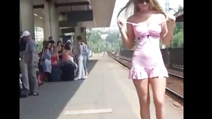 A morena grávida despe-se à frente da câmara pornô pornô brasileiro e masturba-se com o falo.