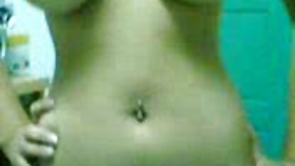 Rapariga com piercing nos mamilos e axilas peludas fode sexo brasileiro pornô dedos a vagina e esfrega Clitóris