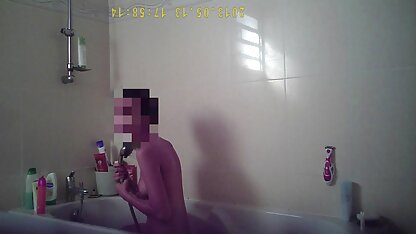 A rapariga leva video putaria brasileira ao orgasmo da massagem vaginal.