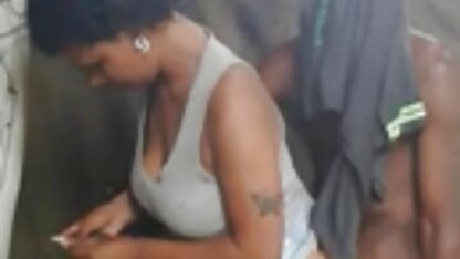 Raparigas nudistas filho comendo a mãe brasileira incríveis num vídeo escondido na praia em frente à câmara de espionagem.