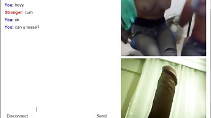 A gorda masturba-se à frente da comendo a mãe brasileira webcam.