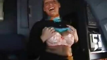 A vídeo brasileiro pornô mulher de negócios fez um broche e meteu-se com um motorista pessoal na garagem.